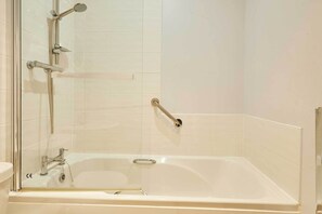 Douche, sĂšche-cheveux, serviettes fournies, savon