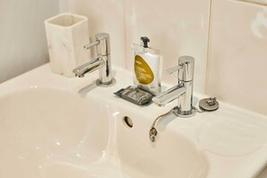 Shower, hair dryer, towels, soap - Host & Stay | The Normanby (Whitby)
