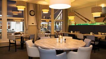 Serveert ontbijt, lunch, diner, lokale gerechten