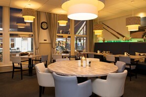 Aperto a colazione, pranzo e cena, cucina locale 