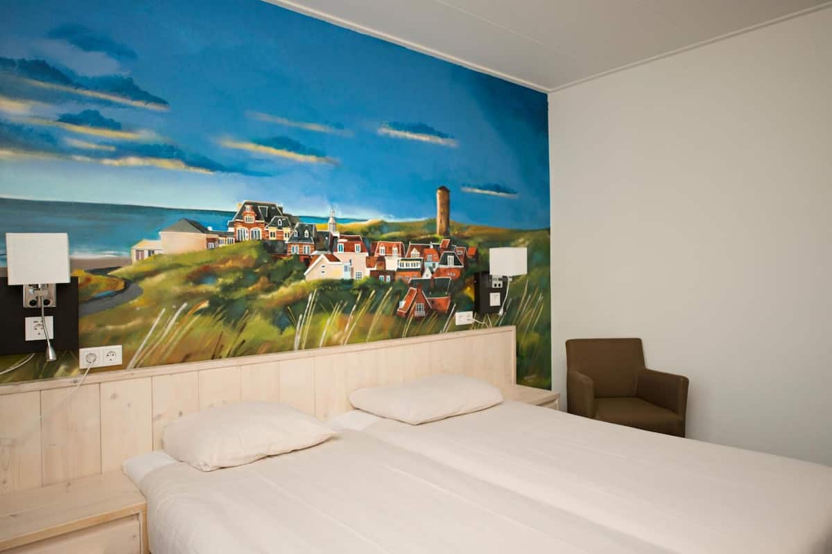 standard single room | in-room safe, blackout curtains, free wifi, bed sheets