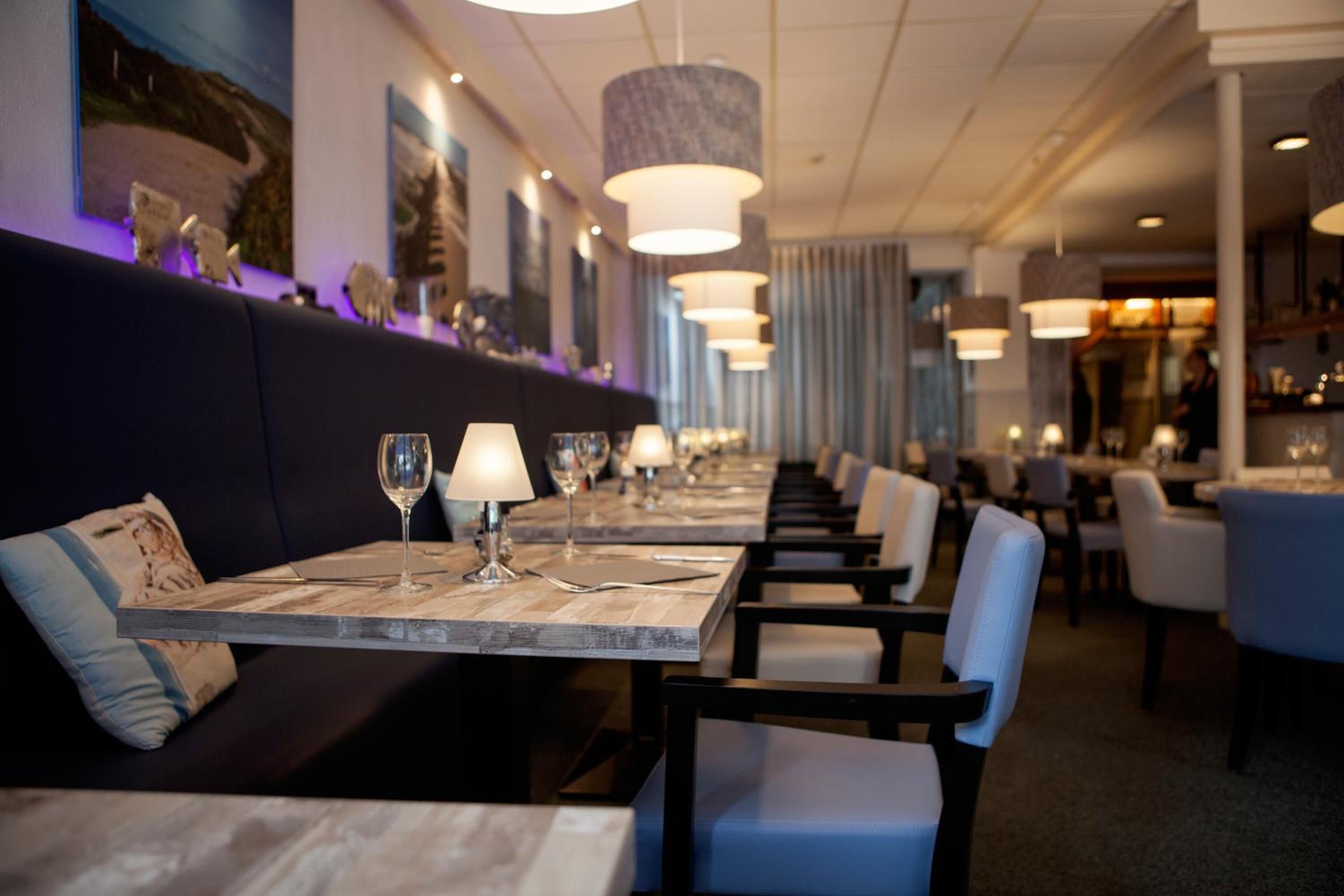 Serveert ontbijt, lunch, diner, lokale gerechten 