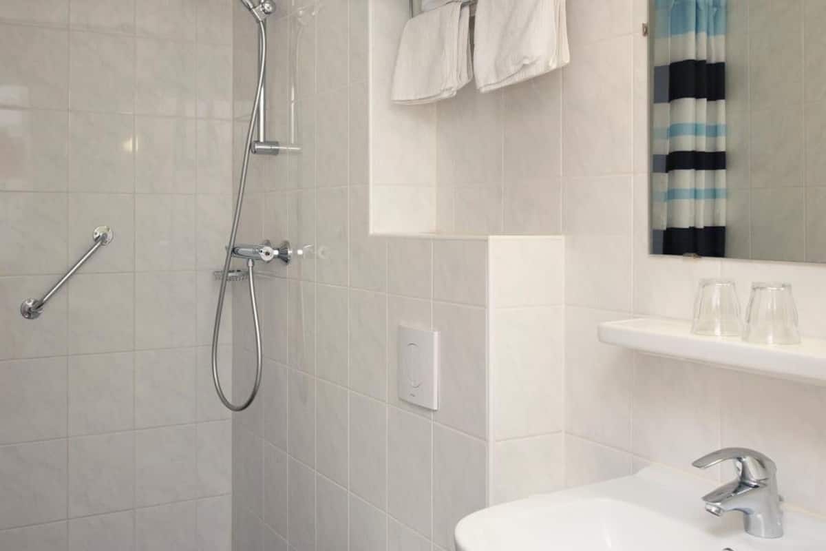 shower, free toiletries, towels, soap