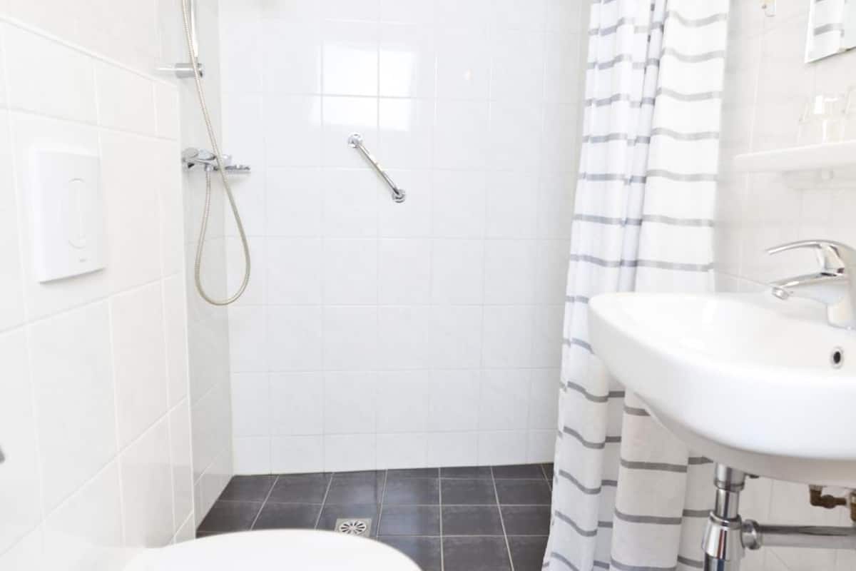 shower, free toiletries, towels, soap