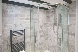 Dusche, Haartrockner, Handtücher, Seife