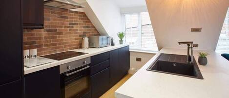 Kjøleskap, mikrobølgeovn, ovn og kokeplater