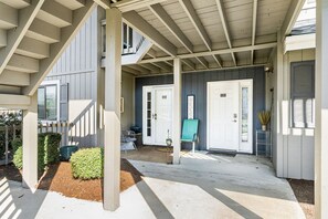 Terrace/patio - Beachy Keen/Updated Villa w/ Pool+1.5mi to Beach (Surfside Beach)