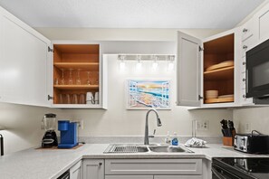 Réfrigérateur, four à micro-ondes, un four, surface de cuisson