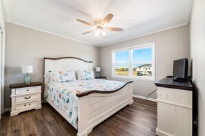 3 bedrooms, desk, iron/ironing board, free WiFi