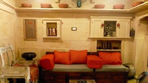 Un salón tradicional con un sofá, una mesita y un cuenco decorativo.