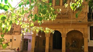 Un edificio tradicional con arcos ornamentados y detallados grabados.