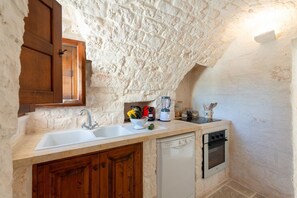 Fridge, oven, dishwasher, coffee/tea maker - Trulli Complex with private swimming pool (Ostuni)