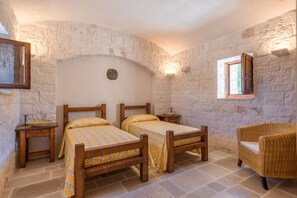 4 bedrooms, iron/ironing board, WiFi, bed sheets