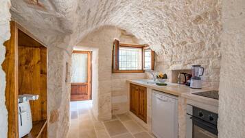 KĂŒhlschrank, Ofen, GeschirrspĂŒler, Wasserkocher mit Kaffee-/Teezubehör