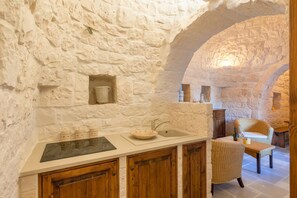 Kühlschrank, Ofen, Geschirrspüler, Wasserkocher mit Kaffee-/Teezubehör
