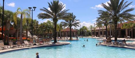 Piscine chauffée, chaises longues