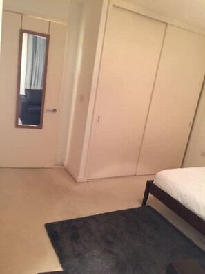 1 bedroom, iron/ironing board, internet, bed sheets - Hunsaker Suite, Reading Serviced Apartment (Reading)