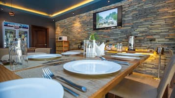 Breakfast, lunch, dinner served; local and international cuisine