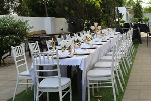 Phục vụ bữa sáng, bữa trưa, bữa tối, món địa phương và quốc tế