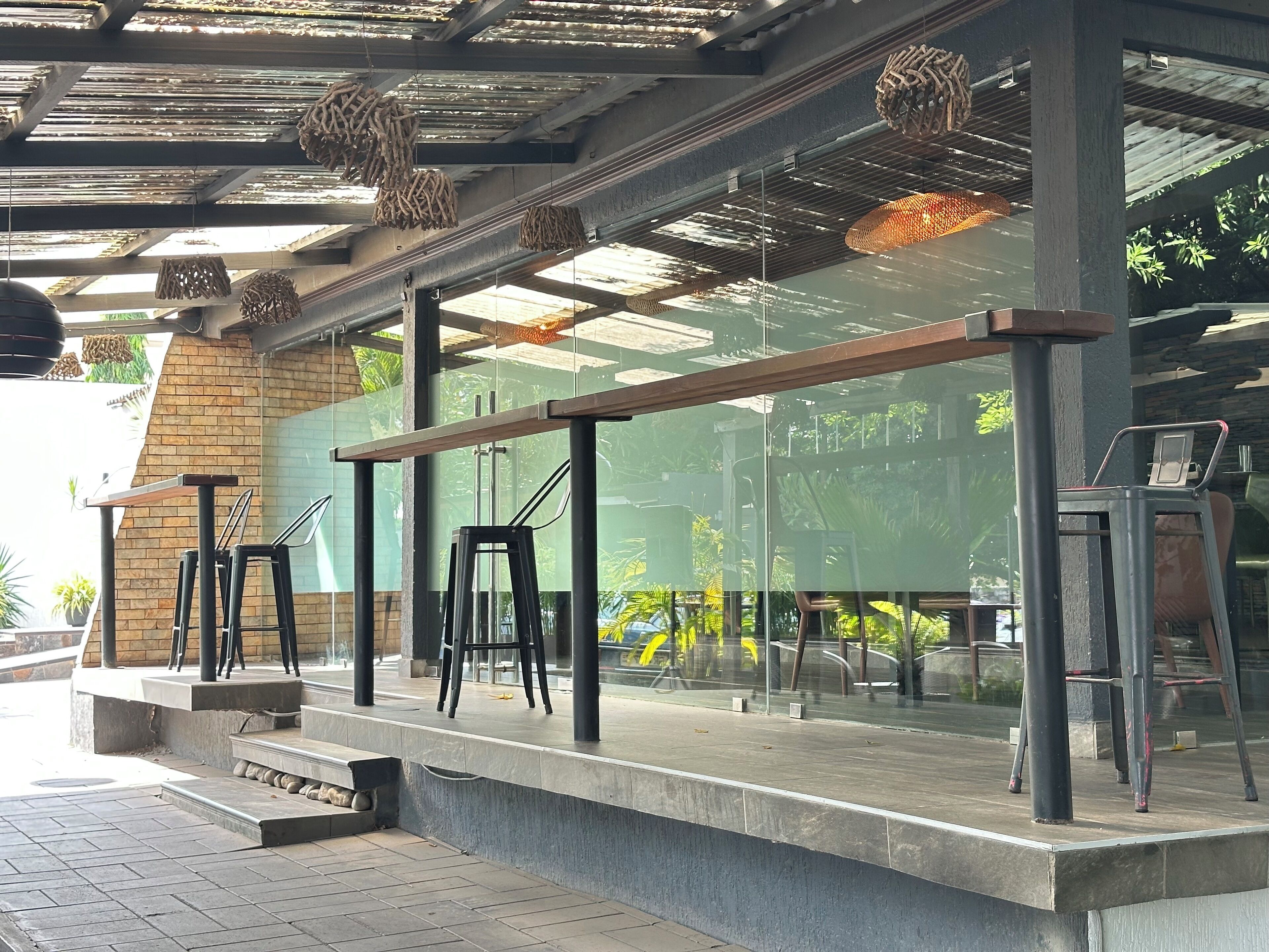 حيث تُقدم وجبات الإفطار، الغداء، العشاء، خيارت الطبخ المحلي والعالمي