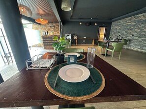 Frokost, lunsj og middag serveres, lokale og internasjonale retter 