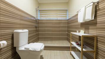 Executive Single Room, 1 Queen Bed, Non Smoking, Garden View | Bathroom | Shower, rainfall showerhead, free toiletries, towels