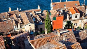 A coastal town with terracotta-tiled rooftops and buildings with balconies overlooking the sea. - Room in Rovinj with Terrace, Air condition, WIFI (81-6) (Rovinj)