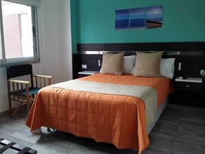 Classic-huoneisto, 1 makuuhuone | Tallelokero huoneessa, yksilöllisesti kalustettu, pimennysverhot