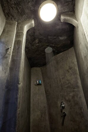 Suihku, hiustenkuivaaja, pyyhkeet, saippua