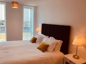 2 bedrooms, iron/ironing board, Internet, bed sheets - 3Bed/ 2Bath Sleep 6 ❤️Parking ⭐️Gym ⭐️Town Centre (Bracknell)