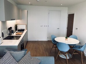 Fridge, microwave, oven, stovetop - 3Bed/ 2Bath Sleep 6 ❤️Parking ⭐️Gym ⭐️Town Centre (Bracknell)