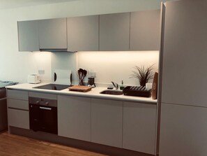 Een koelkast, een magnetron, een oven, een kookplaat