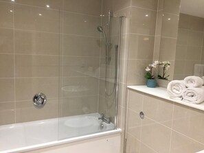 Dusche, Haartrockner, Handtücher