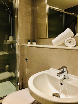 Shower, hair dryer, towels - 3Bed/ 2Bath Sleep 6 ❤️Parking ⭐️Gym ⭐️Town Centre (Bracknell)