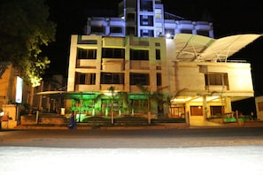 住宿正面 - 傍晚/夜晚