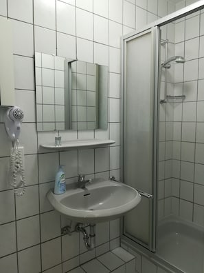 Badkamer | Een douche, gratis toiletartikelen, een haardroger, handdoeken