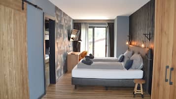 Habitación familiar | Caja de seguridad en la habitación y escritorio