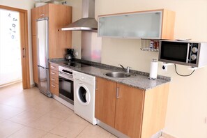 Kjøleskap, mikrobølgeovn, ovn og kaffetrakter/tekoker