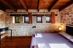 3 chambres, coffre-fort, bureau, fer et planche à repasser