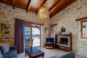 Una Smart TV, una chimenea, un reproductor de DVD