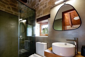 Shower, hair dryer, towels, soap - Villa Nikos - Private Pool & Seaview only 500m from the Beach (Stavromenos)