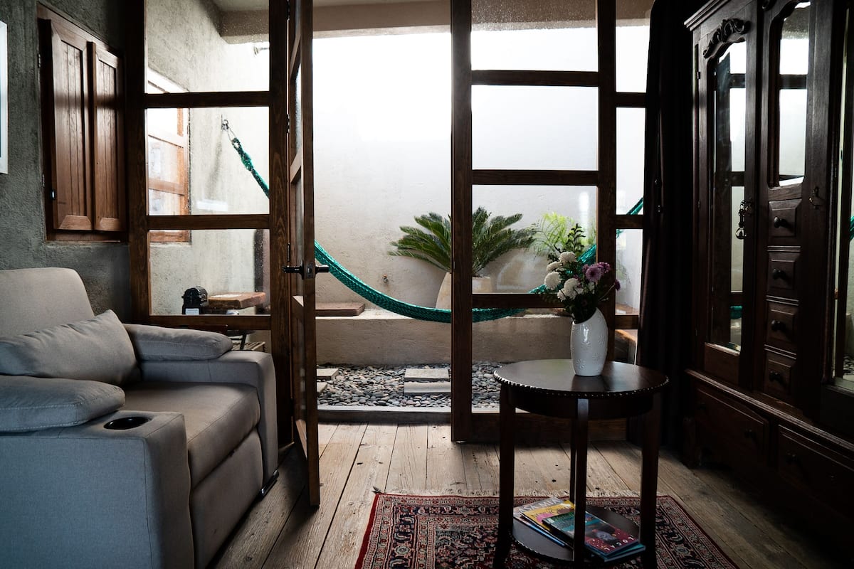 Habitación de luna de miel | Sala de estar | Televisión de pantalla plana y Netflix