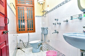 Chambre Deluxe double, 1 grand lit | Salle de bain | Douche, articles de toilette (gratuits), pantoufles, serviettes fournies