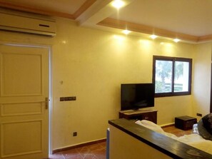 Appartement, 2 slaapkamers | Televisie