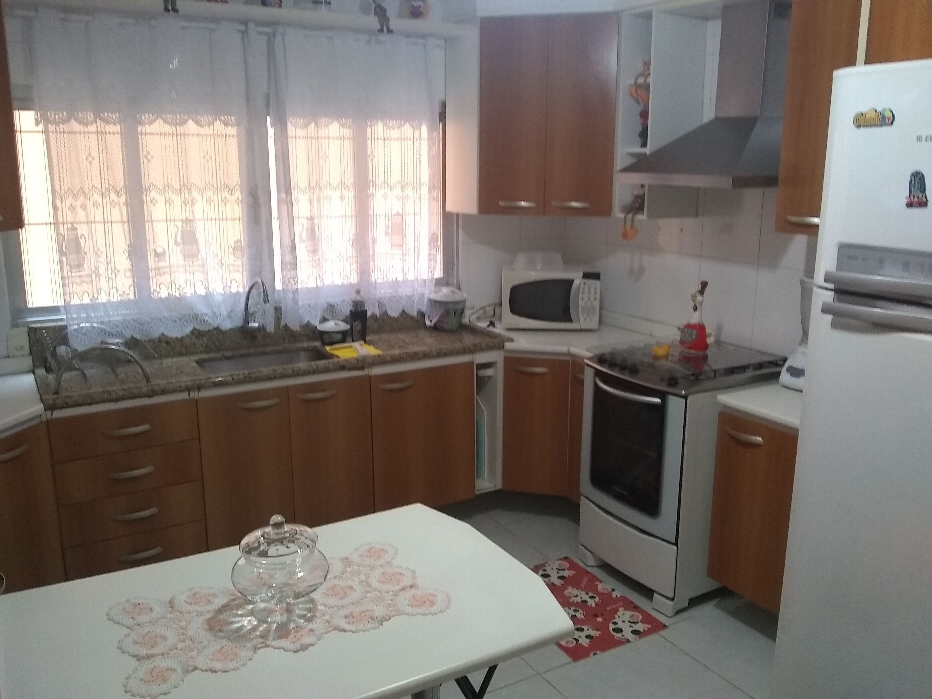 Microwave, cookware/dishes/utensils