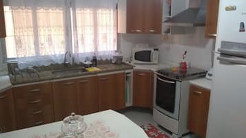 Microondas y utensilios de cocina