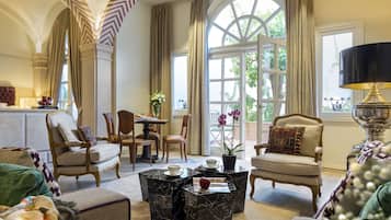 Suite Premium, en el área del patio | Sala de estar | Smart TV de 50 pulgadas con canales por cable, televisión y Netflix