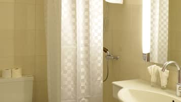 Kamar Double Klasik | Kamar mandi | Handuk, sabun, sampo, dan tisu toilet