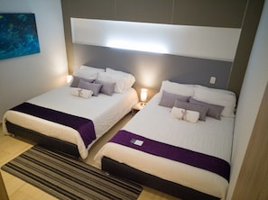 Habitación cuádruple superior | Escritorio, wifi gratis, ropa de cama