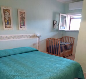 3 Schlafzimmer, Schreibtisch, Bügeleisen/Bügelbrett, Reisekinderbett